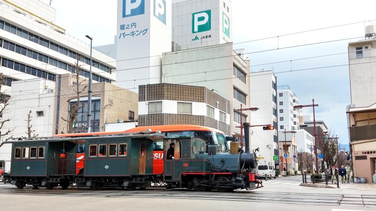 看了夏目漱石的《少爺》後，幸運地遇上了松山市的少爺列車（坊っちゃん列車）